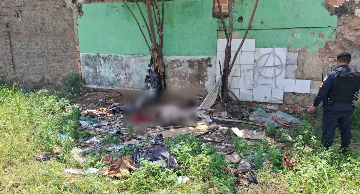 Mulher é encontrada morta nua e com sinais de violência em terreno baldio na capital