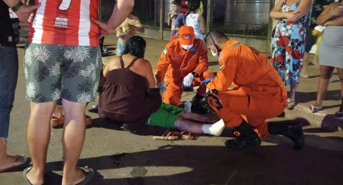 Mulher sofre fratura exposta após violenta colisão entre duas motocicletas na Avenida Amazonas