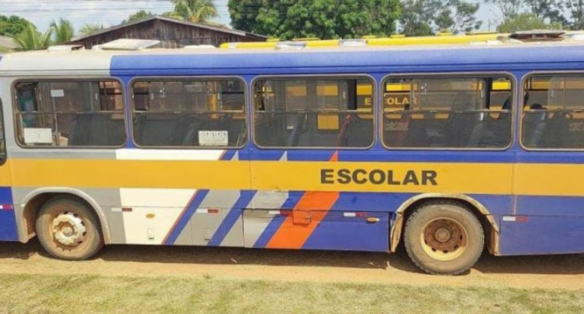 Ônibus escolar e caminhonete colidem sem registro de feridos em RO