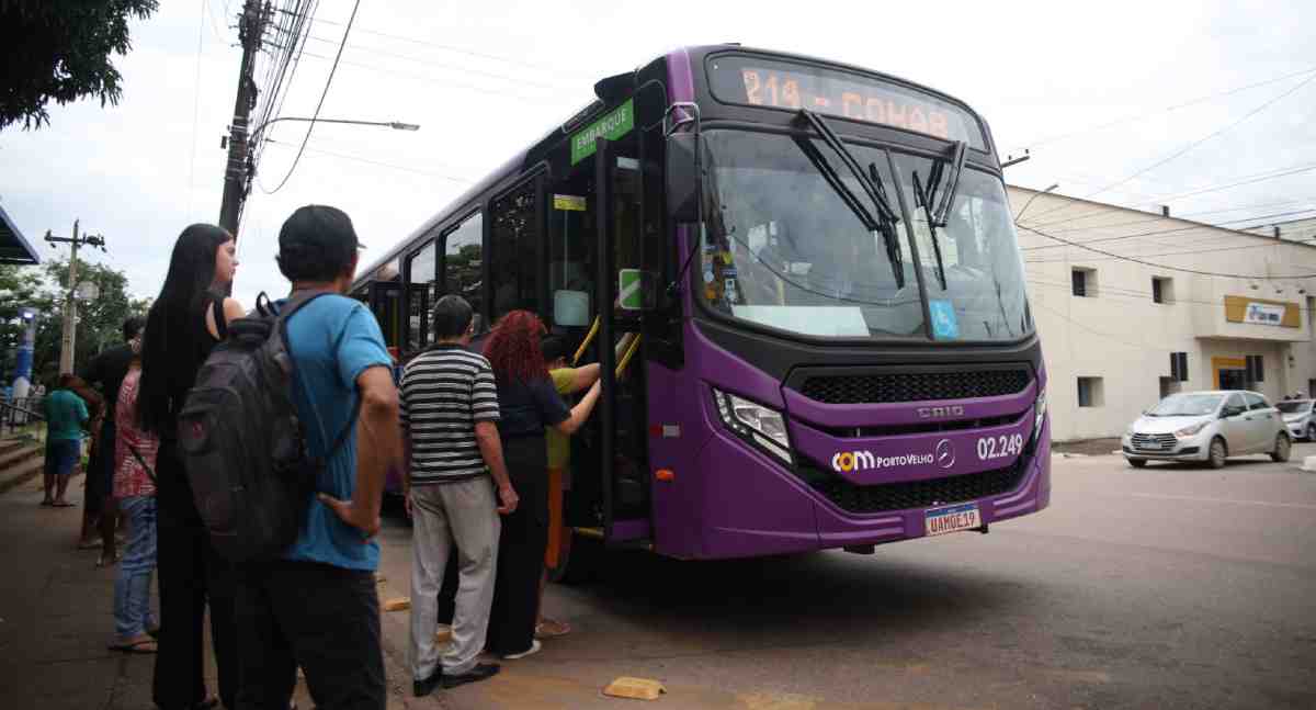 Ônibus gratuitos levam trabalhadores ao 2º Feirão de Emprego