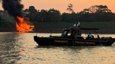 Operação da Polícia Federal e Ibama destrói 22 dragas usadas em garimpo ilegal no Rio Madeira