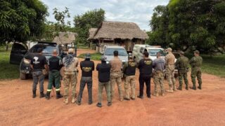Operação policial combate extração ilegal de madeira em terra indígena em Rondônia