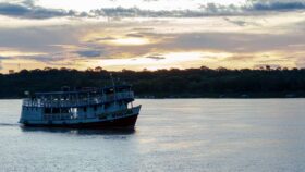 Passeio de barco pelo Rio Madeira integra programação dos 112 anos de Porto Velho