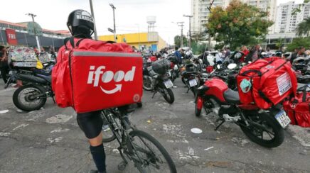 Pesquisa do IBGE aponta que 2 milhões de pessoas trabalham por aplicativos no Brasil com jornadas longas e informalidade