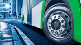 Pneu para ônibus elétricos suporta 400 quilos extras por eixo