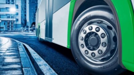 Pneu para ônibus elétricos suporta 400 quilos extras por eixo