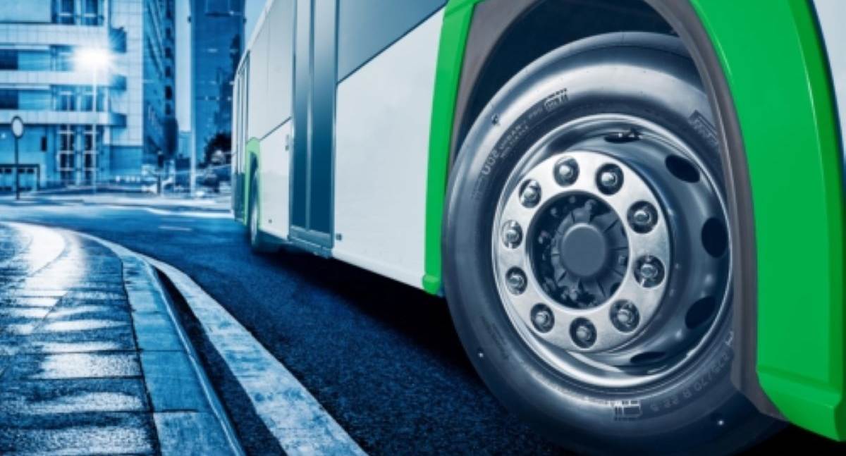 Pneu para ônibus elétricos suporta 400 quilos extras por eixo