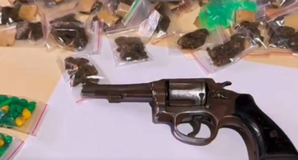 Polícia Civil prende mulher e apreende arma e drogas em São Francisco do Guaporé
