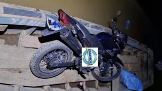 Polícia Militar prende trio boliviano após tentativa de envio ilegal de motocicleta para país vizinho
