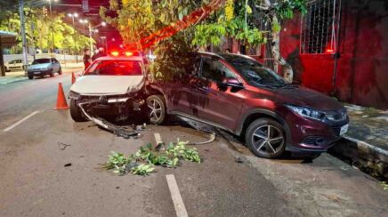 Médico colide com carro estacionado e deixa veículos danificados em Porto Velho