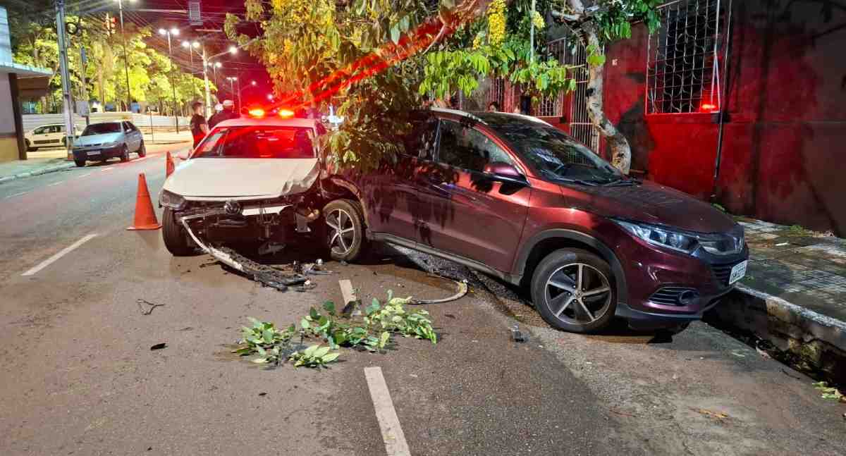 Médico colide com carro estacionado e deixa veículos danificados em Porto Velho