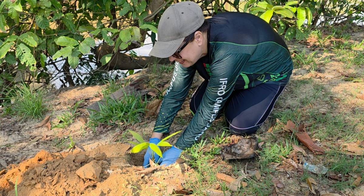 Prefeitura de Jaru realiza ação de limpeza e plantio de árvores às margens do Rio Jaru