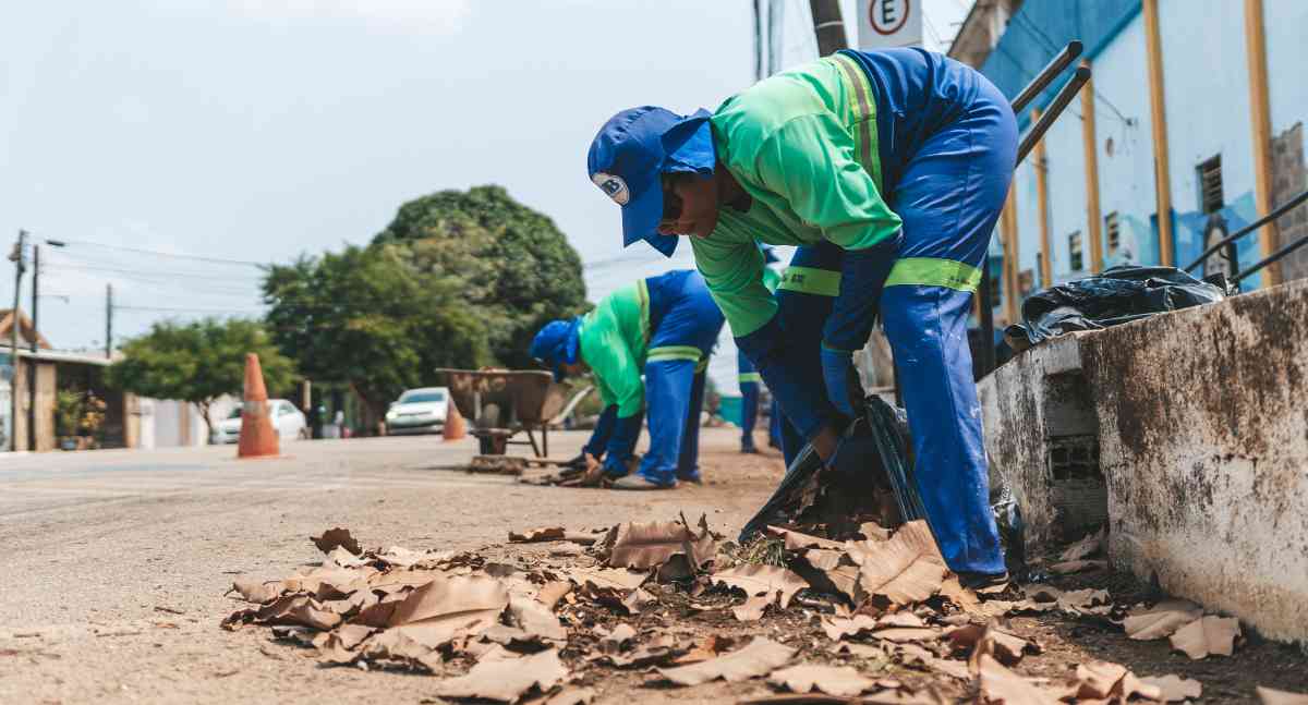 Prefeitura mantém limpeza diária em ruas e espaços públicos