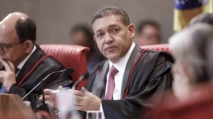 Presidente do TSE cobra Fachin e reclama de sobreposição de competências do STF