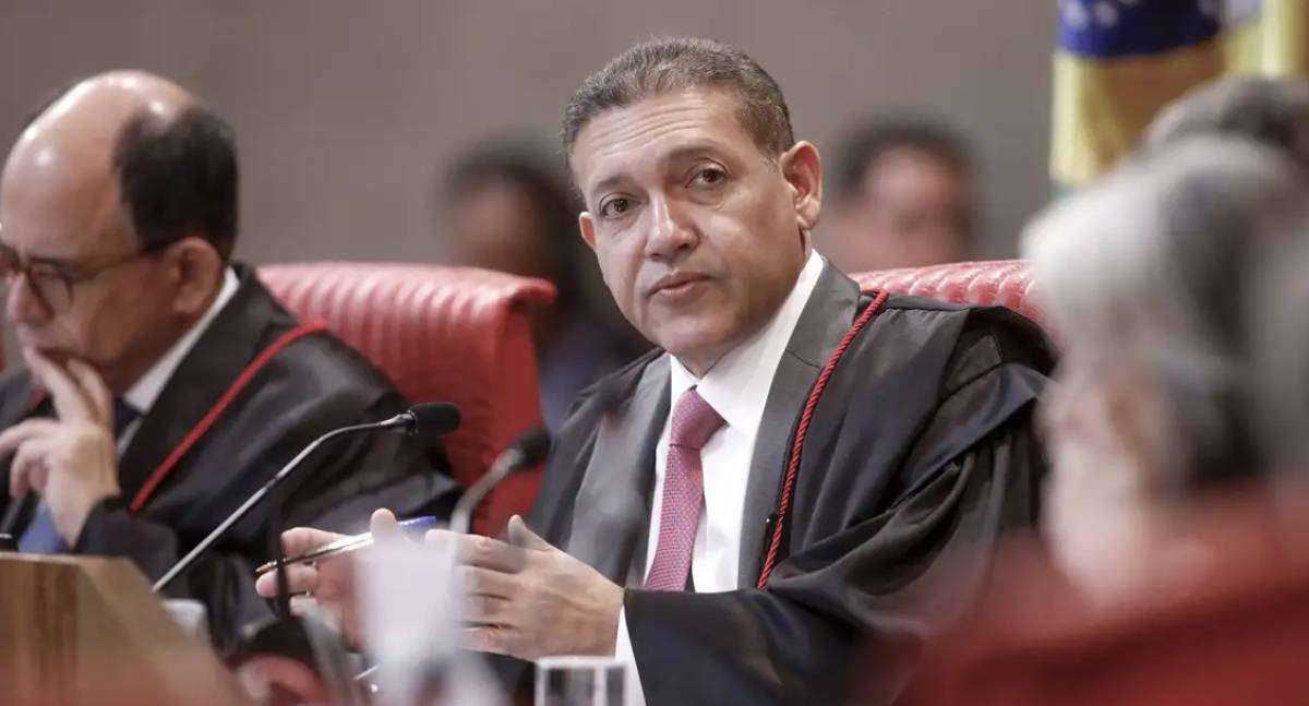 Presidente do TSE cobra Fachin e reclama de sobreposição de competências do STF