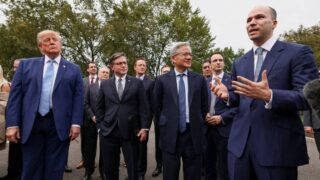 Presidente dos Estados Unidos firma acordo com gigantes da inteligência artificial para autorregulação
