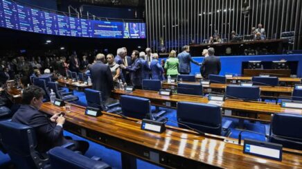 Senador Omar Aziz afirma que PEC que acaba com escala 6×1 e reduz jornada para 40 horas semanais será votada na CCJ