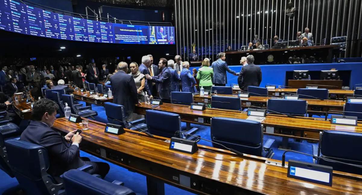 Senador Omar Aziz afirma que PEC que acaba com escala 6×1 e reduz jornada para 40 horas semanais será votada na CCJ