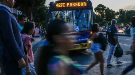 Solidão e exaustão mental afastam cerca de trinta milhões de eleitores das urnas no Brasil