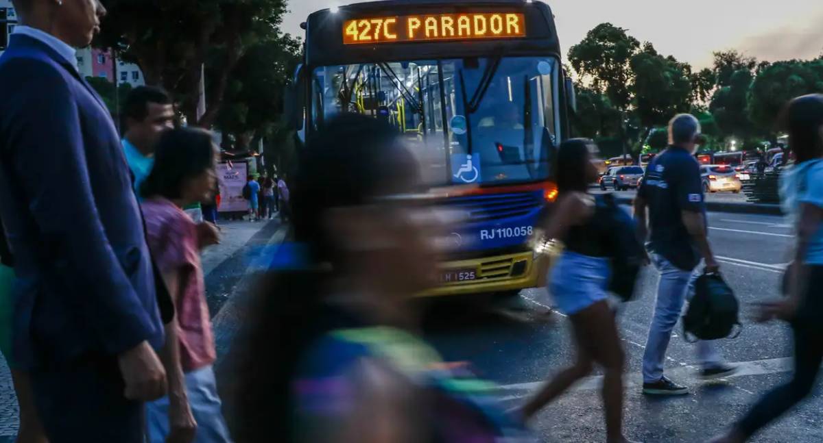 Solidão e exaustão mental afastam cerca de trinta milhões de eleitores das urnas no Brasil