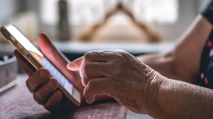 Tecnologia facilita rotina bancária de pessoas 60+
