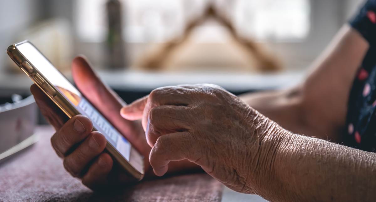 Tecnologia facilita rotina bancária de pessoas 60+