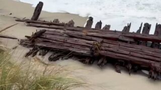 Tempestade revela restos de navio naufragado há mais de um século em praia dos Estados Unidos