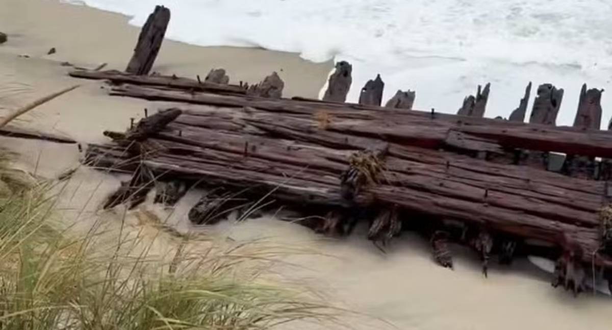 Tempestade revela restos de navio naufragado há mais de um século em praia dos Estados Unidos