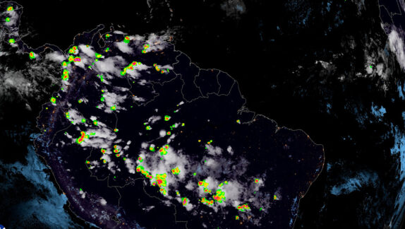 Rondônia terá fim de semana de chuvas e tempestades, com risco de ventos fortes e muitos raios