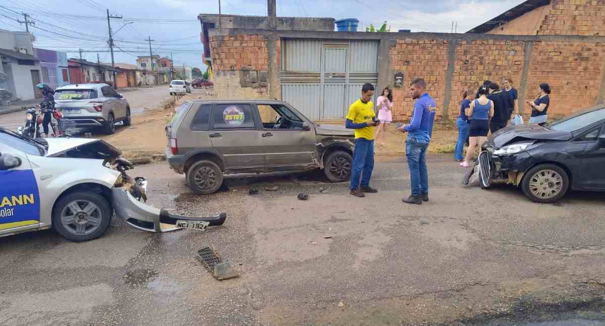 Três carros colidem após avanço de preferencial na Zona Sul