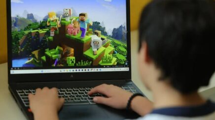 Uso excessivo de telas por crianças e adolescentes eleva casos de olho seco nos consultórios médicos
