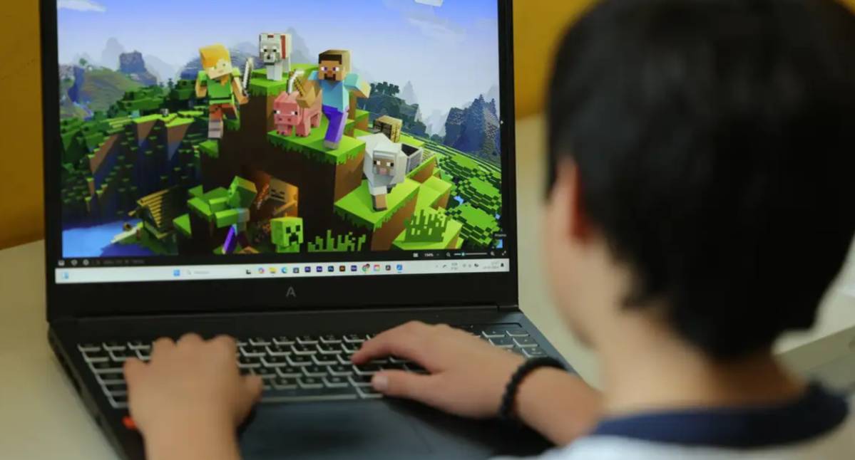 Uso excessivo de telas por crianças e adolescentes eleva casos de olho seco nos consultórios médicos