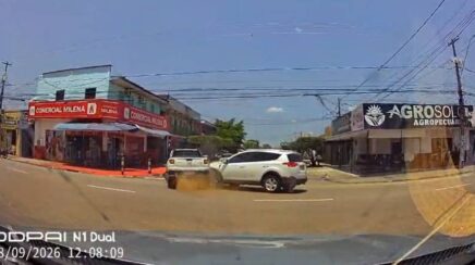 Vídeo registra forte colisão entre automóveis em cruzamento movimentado da zona leste de Porto Velho