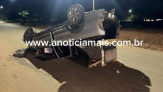 Motorista perde o controle após desviar de veículo e capota picape na Linha 625