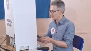 Zema vota com celular na cabine em Araxá; TRE-MG vai apurar