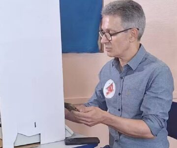 Zema vota com celular na cabine em Araxá; TRE-MG vai apurar