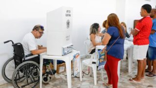 Eleições 2026 têm recorde de eleitores com deficiência, mas acessibilidade ainda enfrenta desafios