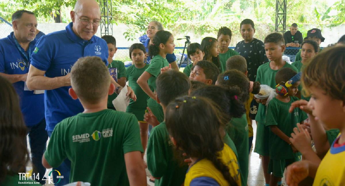 TRT-14 entrega brinquedos e kits escolares a crianças em Porto Velho