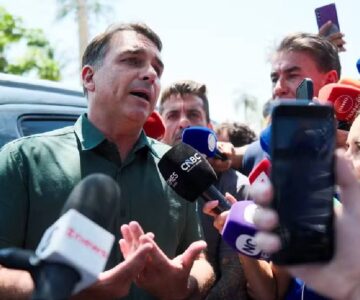 Flávio Bolsonaro anuncia voto a favor do fim da escala 6×1
