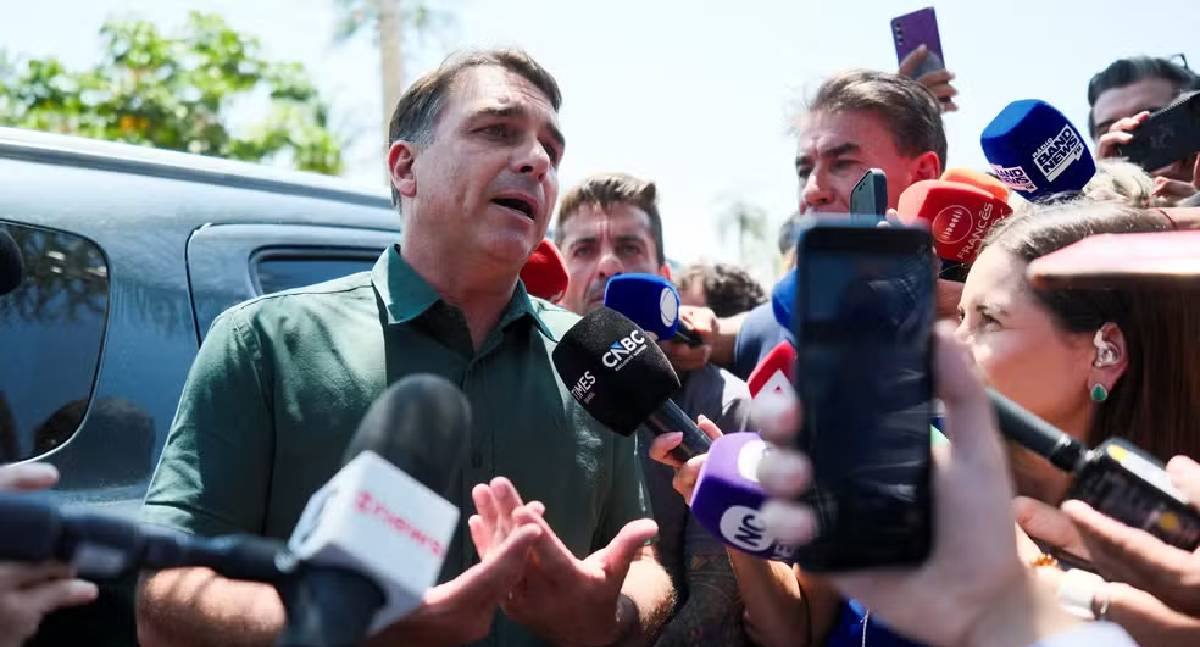 Flávio Bolsonaro anuncia voto a favor do fim da escala 6×1