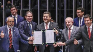 Alcolumbre homenageia Paulo Paim na promulgação do fim da 6×1