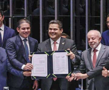 Alcolumbre homenageia Paulo Paim na promulgação do fim da 6×1