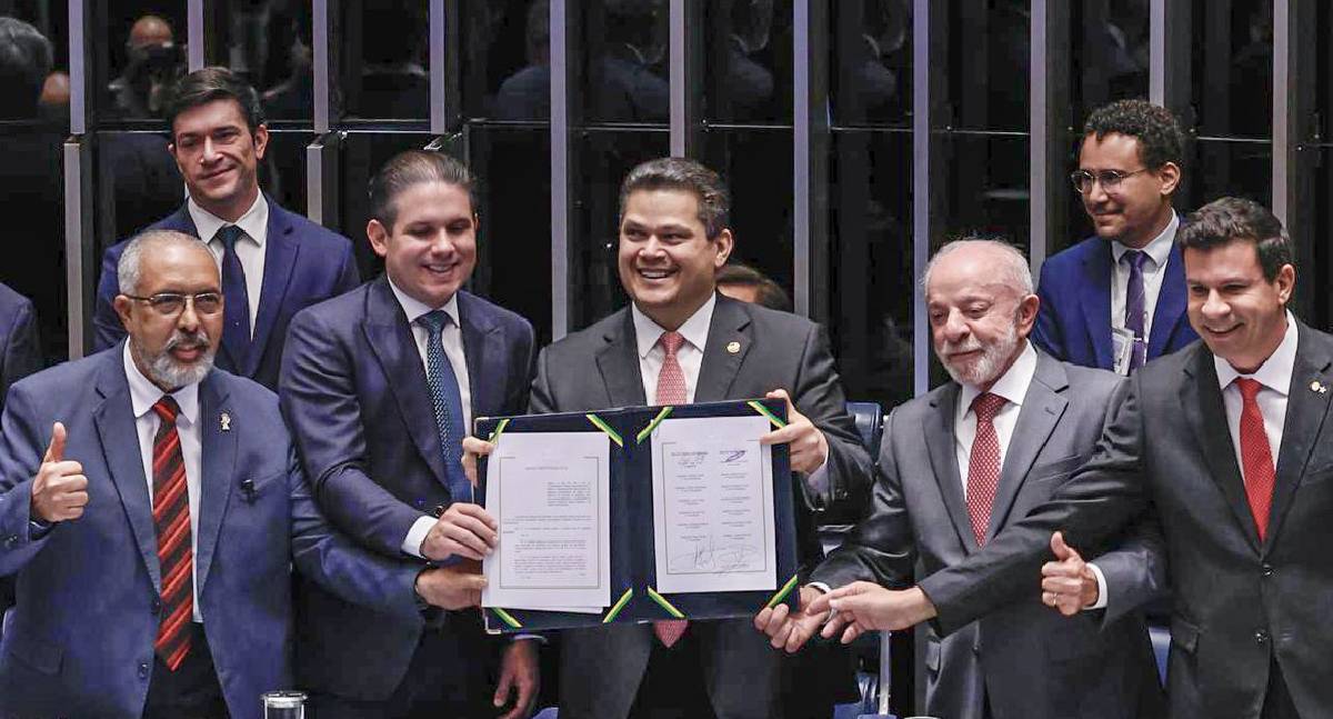 Alcolumbre homenageia Paulo Paim na promulgação do fim da 6×1