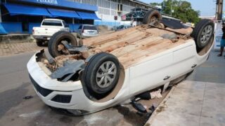 Carro capota em rua no interior de Rondônia; motorista é levado à UNISP