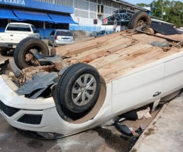 Carro capota em rua no interior de Rondônia; motorista é levado à UNISP