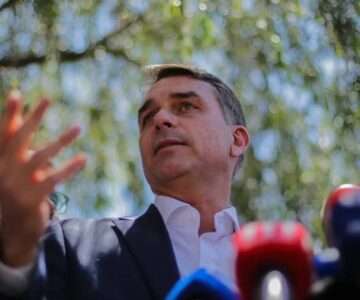 Flávio Bolsonaro muda estratégia na reta final da eleição
