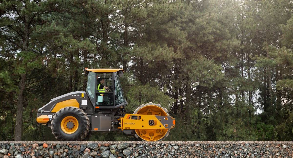 Volvo CE lança compactador SD120 para diferentes tipos de solo