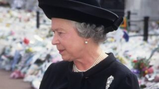 O momento raro em que a rainha Elizabeth II se curvou durante seus 70 anos de reinado