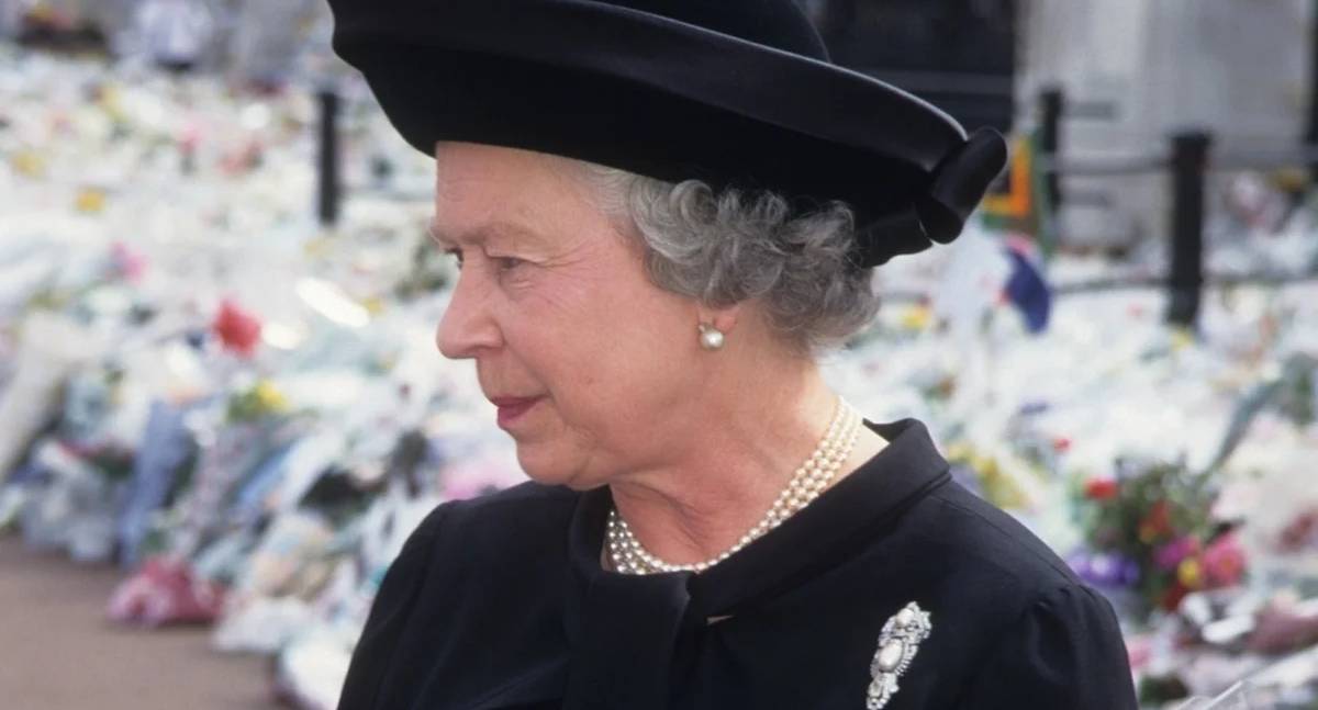 O momento raro em que a rainha Elizabeth II se curvou durante seus 70 anos de reinado