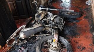 Motocicleta é incendiada após discussão de casal em Rondônia